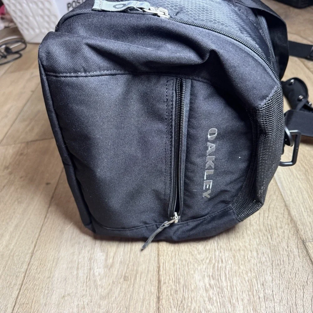 Oakley Black Duffle Bag Vintage Gym Bag in Excellent Condition Model 92345